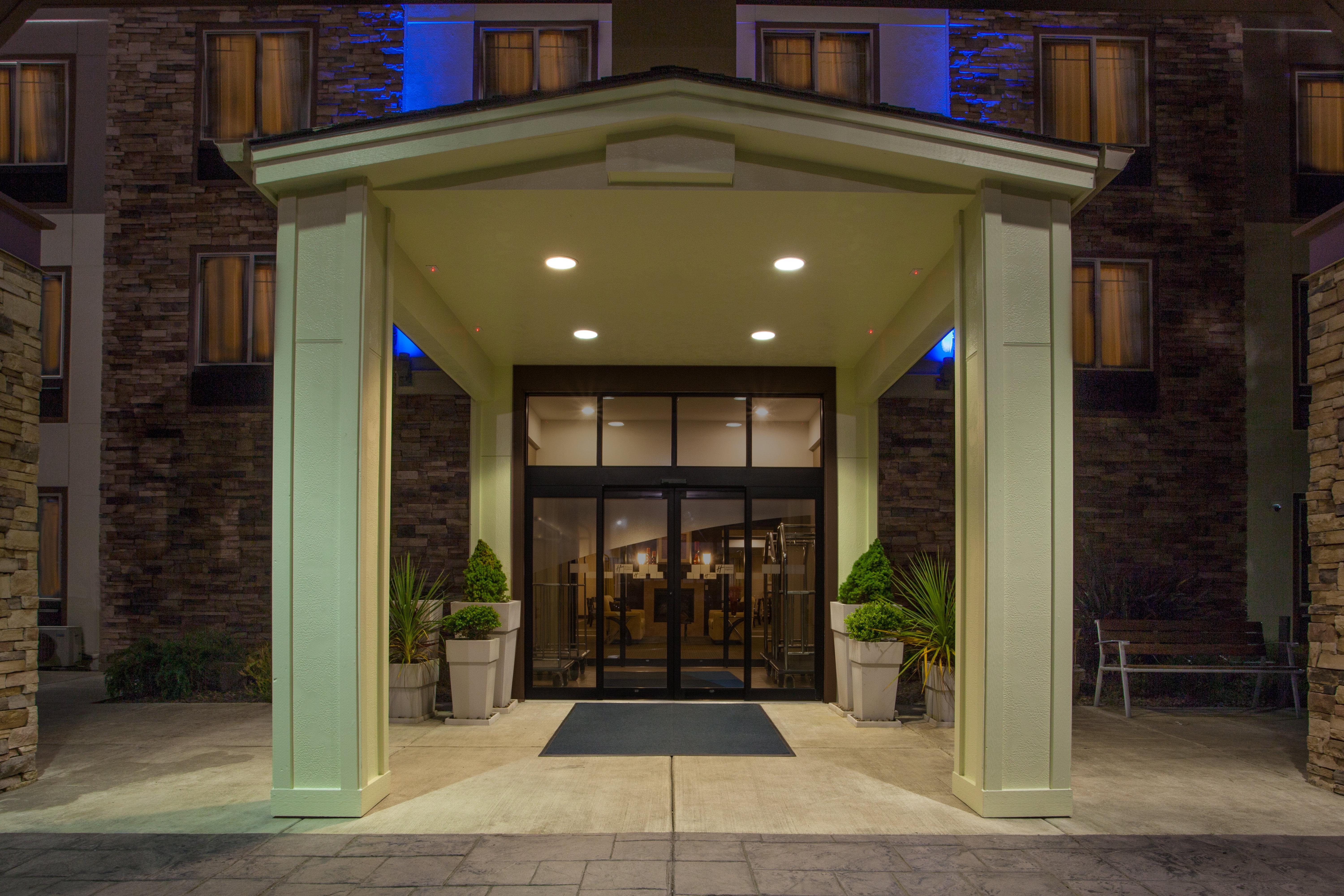 Holiday Inn Express Newport By Ihg Exterior foto